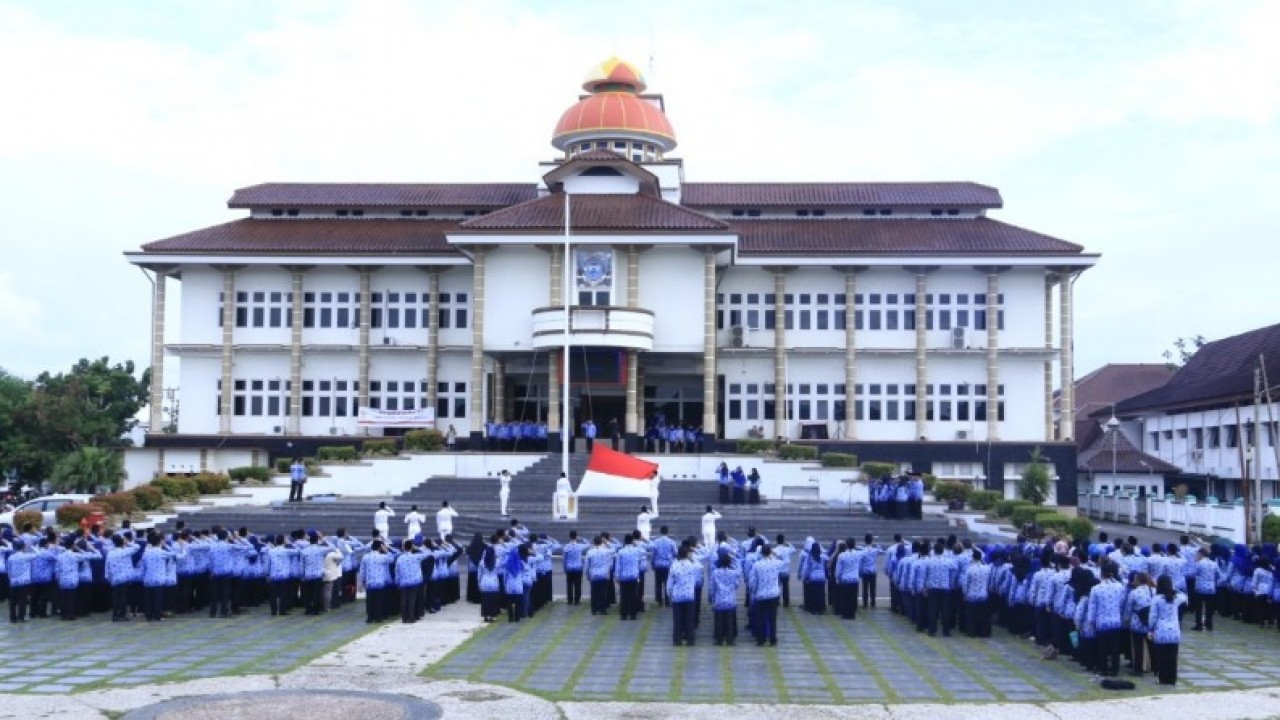 Pemerintah Kota (Pemkot) Pangkalpinang menggelar upacara HUT Korps Pegawai Republik Indonesia (KORPRI) Ke-47 tingkat Kota Pangkalpinang Tahun 2018, di halaman kantor Walikota Pangkalpinang, Senin (03/12/2018).