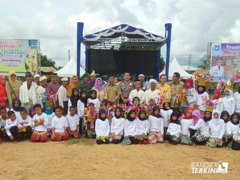 Festival Selawang Segantang dan Tradisi Murok Jerami, di Lapangan Sepakbola desa namang, Senin (23/04/2018).