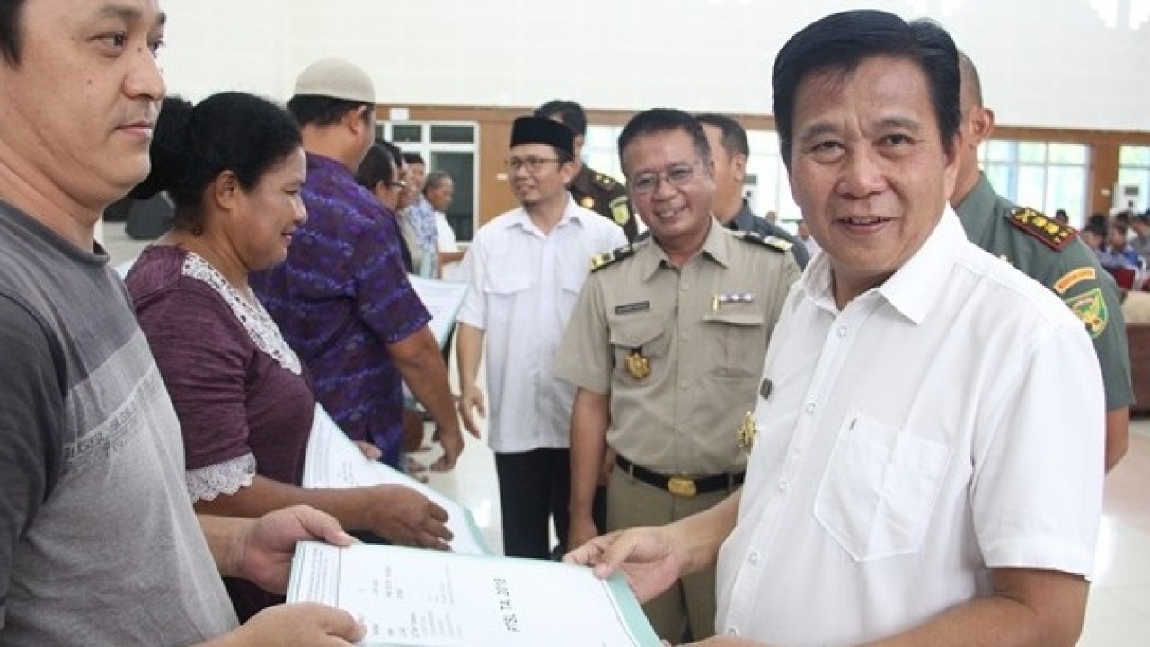 Bupati Bateng, Ibnu Saleh serahkan 500 sertifikat tanah kepada masyarakat Kelurahan Koba dan Desa Nibung di Gedung Serba Guna Bateng pada Rabu, (09/01/2019).