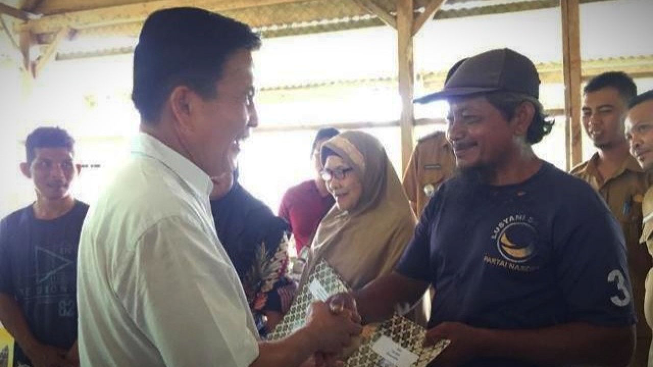 Bupati Bangka Tengah, Ibnu Saleh saat kegiatan pembagian beberapa bantuan sosial di Balai Dusun Air Risi, Kelurahan Padang Mulia, Kecamatan Koba, Selasa (10/03/2020).
