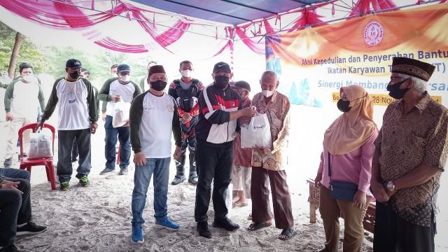 IKT Gelar Aksi Sosial Bersih Kawasan Wisata Pantai Nyiur Melambai Belitung Timur dan Bagi Sembako