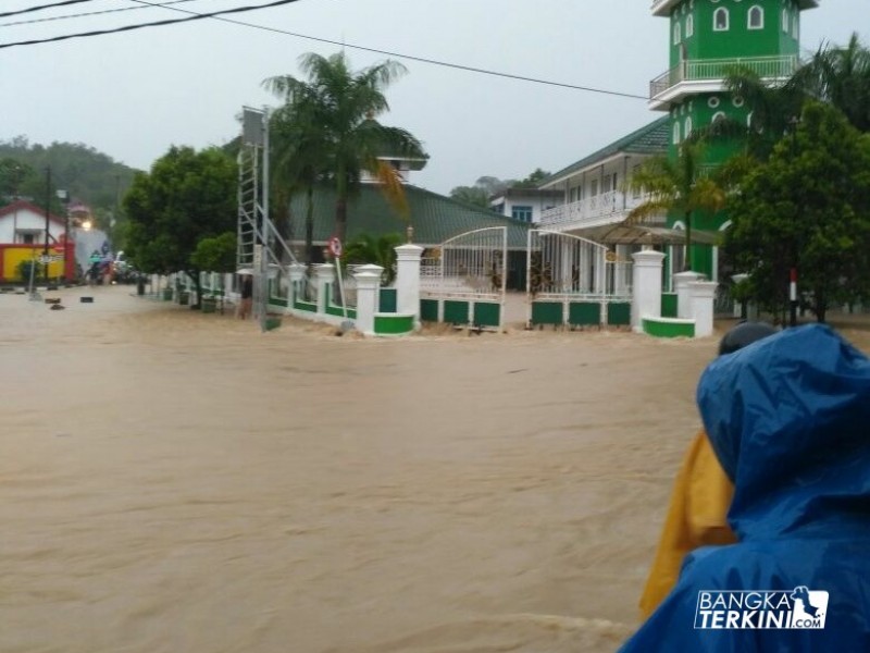 Foto : Banjir di Bangka Barat, Minggu (11/03/2018).