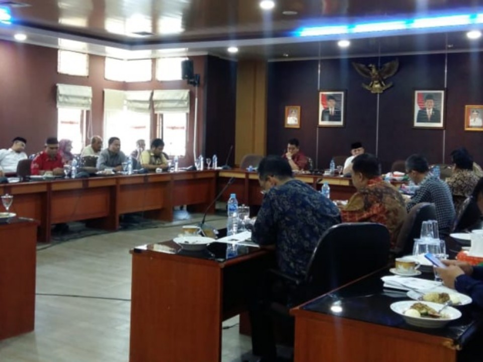 Pertemuan tersebut berlangsung di ruang Badan Musyawarah (Banmus), Jum'at (14/06/2019).