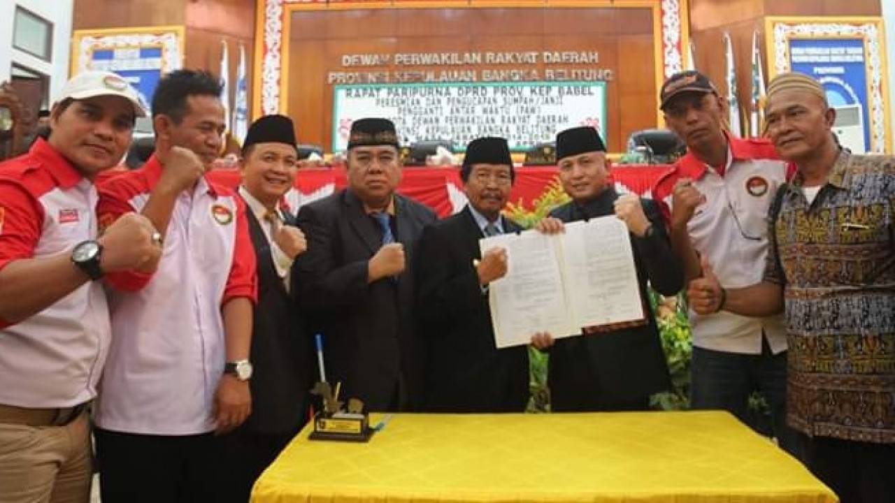 DPRD Babel Tandatangani surat pernyataan dukungan pembentukan Kabupaten Bangka Utara, Kamis (04/04/2019).