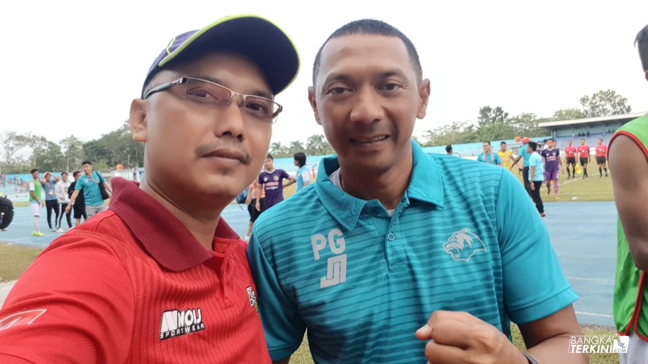Heri / juenk (baju berwarna merah) foto bersama dengan Pelatih Babel United.