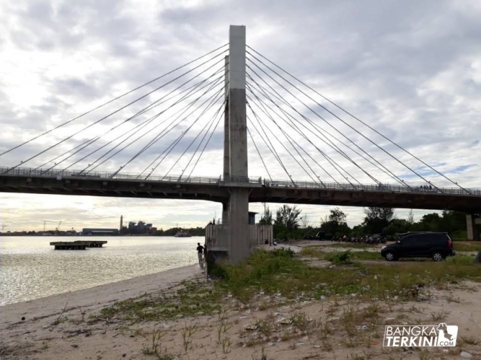 Pemandangan sampah yang terlihat di Pantai Kuala, tepatnya dibawah Jembatan Emas.