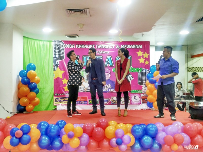 Agustian/Om Ian (Baju biru) sekaligus MC dan owner Kreasi Organizer saat acara Lomba Karaoke Dangdut di Hypermart BTC Kota Pangkalpinang, Bangka Belitung