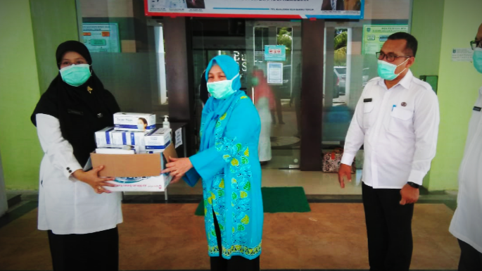 Iriani Ibnu Saleh berkunjung ke RSUD Bangka Tengah (Bateng) dan menyerahkan secara langsung bantuan berupa masker kepada Direktur UPTD RSUD Bangka Tengah, dr. Yeni Marlina, Rabu, (15/04/2020).