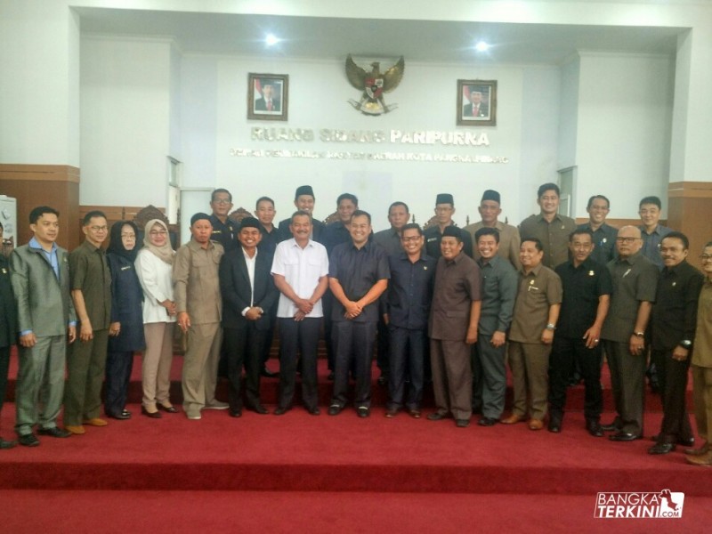 Foto Bersama Irwansyah (Mantan Walikota Pangkalpinang) dengan DPRD Kota Pangkalpinang, beserta undangan seusai Rapat Pengesahan Pemberhentian Walikota Pangkalpinang.