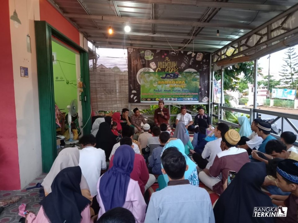 Jum'at Siang Berbagi (JSB) Bersama Komunitas Sungailiat menggelar kegiatan Ramadhan berbagi peduli anak yatim-piatu di warkop kongke Sungailiat, Jum'at (31/05/2019).