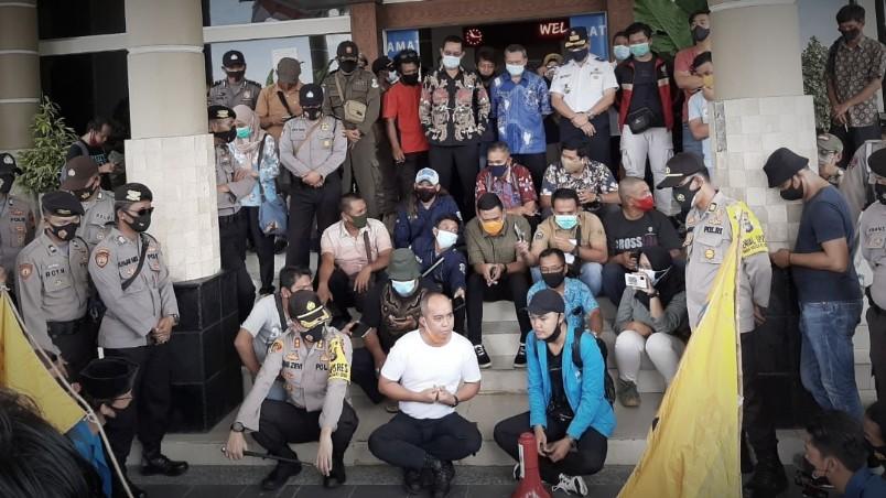 Walikota Pangkalpinang, Maulan Aklil temui para mahasiswa yang melakukan aksi unjukrasa yang menuntut tanggungjawab atas robohnya Jembatan Gantung Air Kerabut, Kamis (12/11/2020) di halaman kantor Walikota Pangkalpinang.