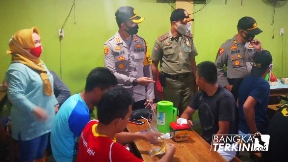 Tim satgas Covid-19 Pangkalpinang melakukan kegiatan sosialisasi dan himbauan penggunaan masker ke Cafe, Resto hingga Warkop di Pangkalpinang, Kamis (10/09/2020).