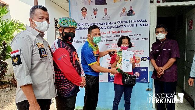 Vaksinasi Covid-19 Massal di Kelurahan Bacang, Kecamatan Bukit Intan Kota Pangkalpinang, Sabtu (16/10/2021).