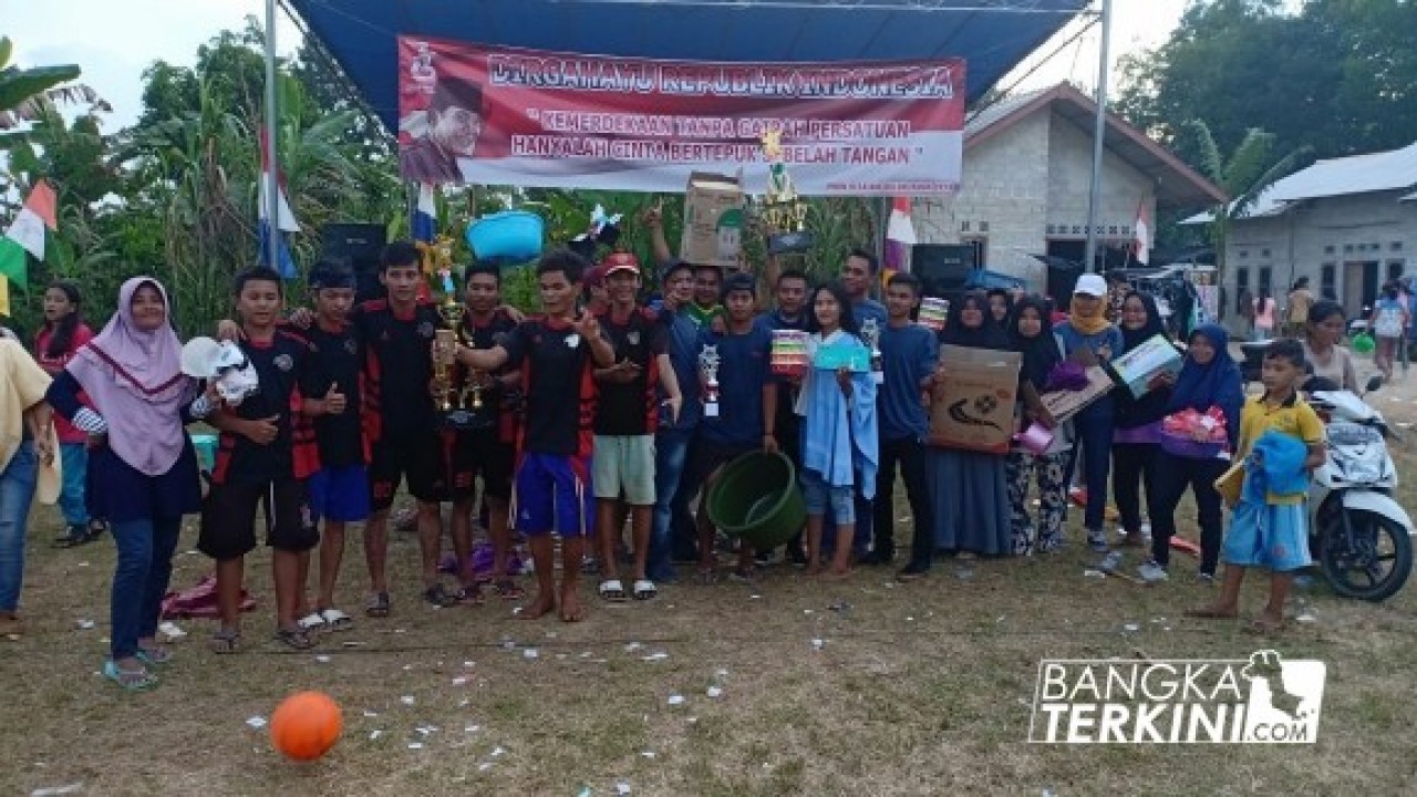 Perayaan HUT RI ke 73, Karang Taruna Perisai menyelenggarakan berbagai permainan modernisasi dari perlombaan tradisional dalam acara pesta rakyat, di Lapangan Bola Desa Air Buluh Kecamatan Mendo Barat, Jum'at (31/09/2018).