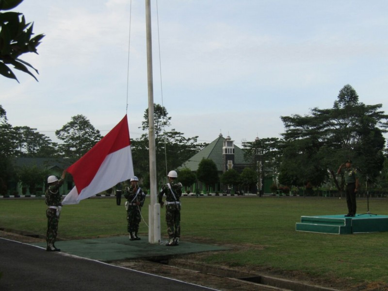 kegiatan upacara bendera Mingguan, di Lapangan Upacara Makorem, Senin (08/01/2018).