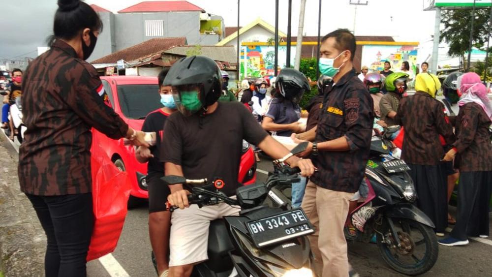 KBPPP Polri Resor Pangkalpinang bagikan takjil tersebut kepada pengendara yang melintas di Simpang DKT (Simpang 7) Kota Pangkalpinang dan di Panti Asuhan Muara Kasih Bunda, Minggu (17/05/2020).