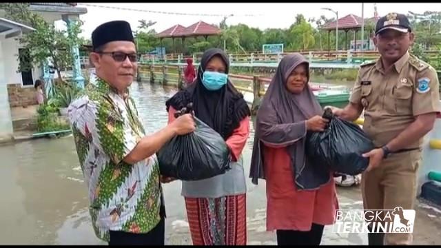 Kelurahan Opas Indah Bagikan Sembako Untuk Warga Kurang Mampu dan Terdampak Banjir Rob