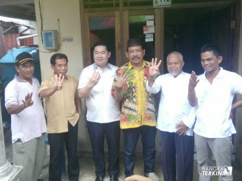 Eko Wijaya Ketua DPD  Partai Demokrat Provinsi Kepulauan Bangka Belitung mendampingi kampanye blusukan Pasangan Calon Walikota dan Wakil Walikota Pangkalpinang Endang Kusumawati - Ismiryadi saat blusukan.
