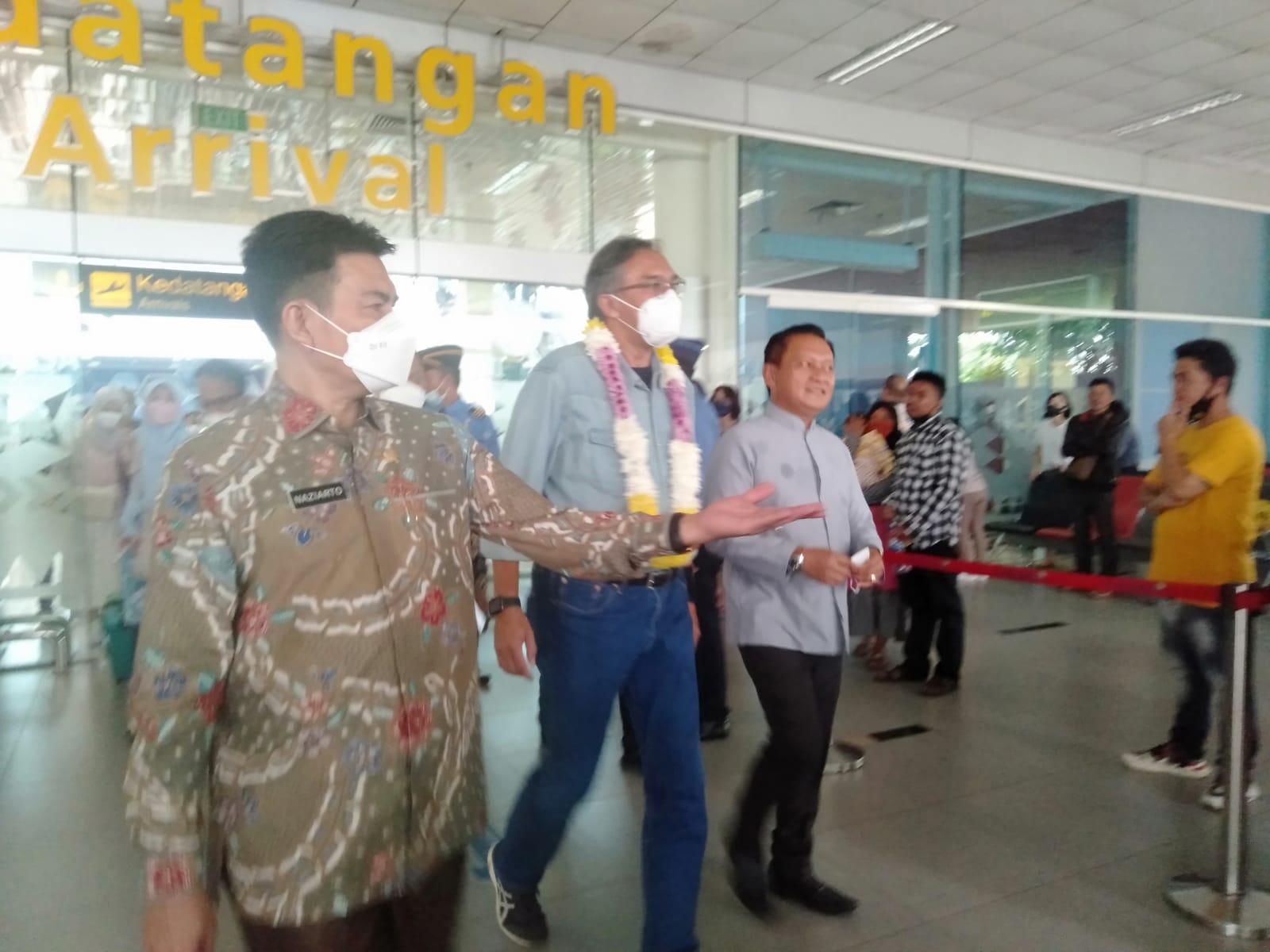 Ketua DPRD Herman Suhadi Menjemput PJ Gubernur Babel Di Bandara Depati Amir