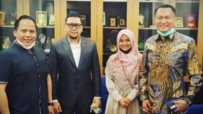 Syarifah Amelia dan Suaminya Surya Batara Kartika difasilitasi oleh Angggota DPR RI Perwakilan Bangka Belitung Bambang Patijaya saat beraudiensi dengan Ketua Komisi II DPR RI, Ahmad Doli Kurnia Tandjung.