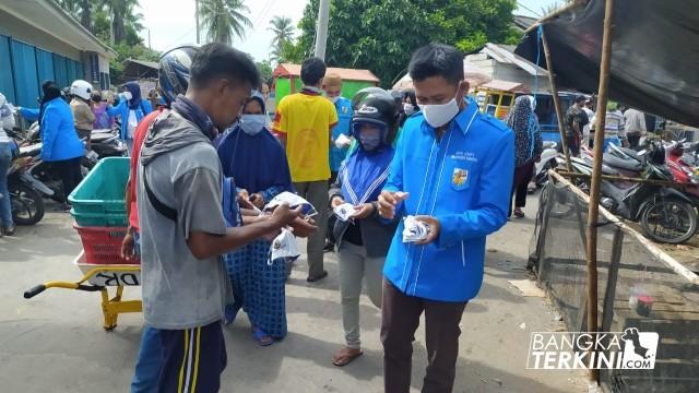 KNPI Kabupaten Bangka Bagi Masker di Pasar Kite Sungailiat, Sabtu (23/05/2020).
