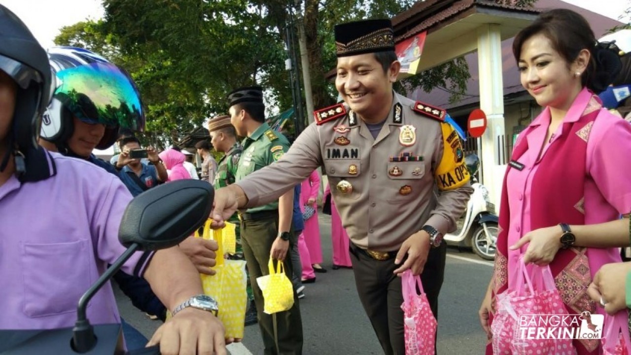Jajaran TNI-Polri, Kodim 0413 Bangka dan Polres Pangkalpinang bagikan 400 paket takjil untuk pengendara yang melintas di depan Polresta Pangkalpinang, Senin, (11/06/2018).