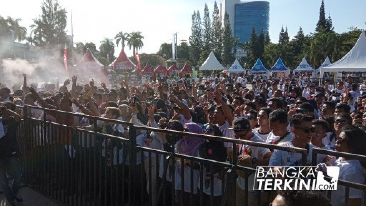 Ribuan peserta semarakkan Color Run Pangkalpinang yang bertemakan 'Menyatukan Warna Indonesia' di Alun - Alun Taman Merdeka Kota Pangkalpinang, Minggu (30/06/2019).