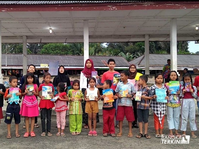 Komunitas Aksara Muda (Kosada) Bangka Barat (Babar) kembali menggelar Lapak Baca Buku Gratis (LBBG) dan Aksi Baca Dongeng (Abad) di Terminal Kelapa, Sabtu kemarin (07/04/2018).