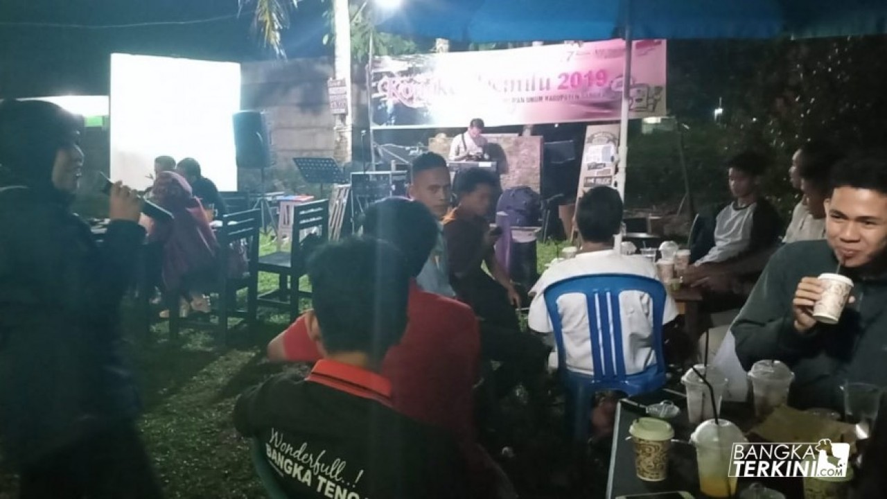 KPU Bangka kumpul kan puluhan masyarakat yang didominasi anak muda guna mendengarkan sosialisasi bertajuk Kongke Pemilu 2019, di Lanon Cafe Petaling, Mendo Barat, Selasa (19/03/2019).