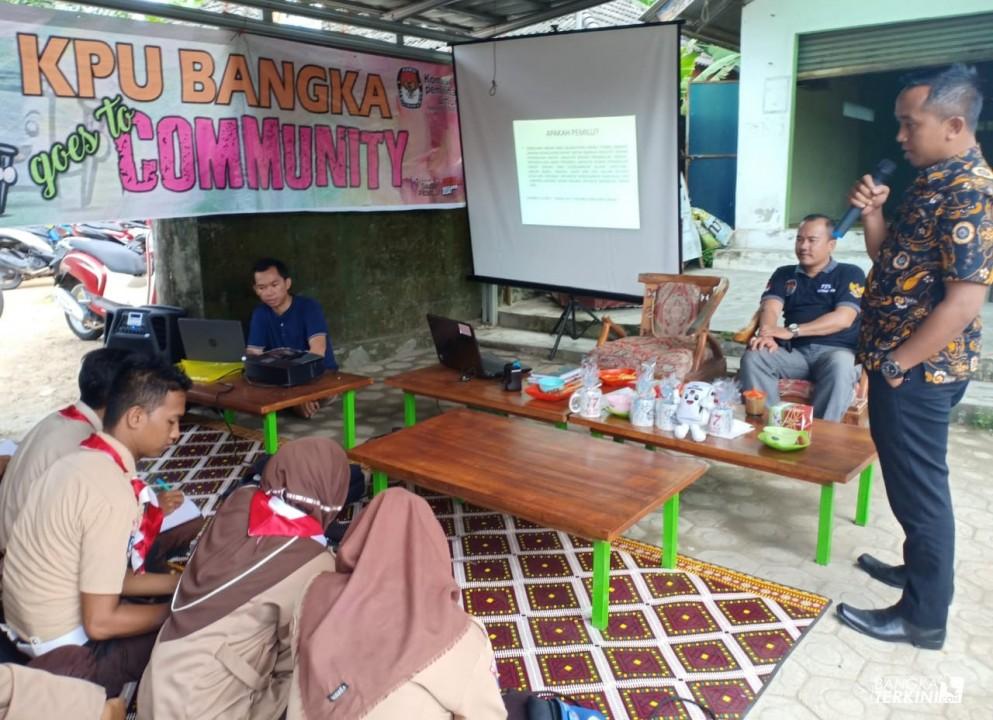 Sebanyak 50 Pramuka Penegak dari berbagai Gugus Depan (Gudep) dan perwakilan Saka di Kabupaten Bangka, hadir mendengarkan sosialisasi Pemilu 2019 yang disampaikan oleh KPU Bangka. Jum'at (15/02/2019)