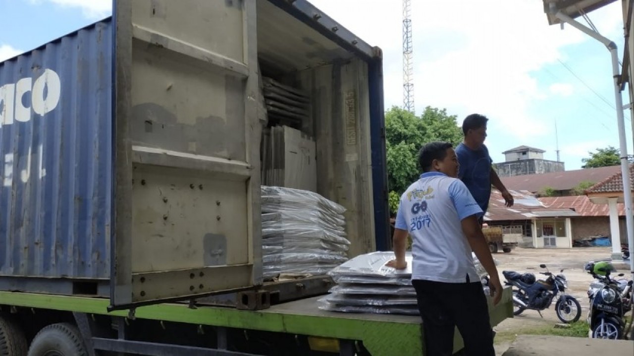 Kotak suara pemilihan umum (pemilu) 2019, sudah tiba di Kota Pangkalpinang sebanyak 1 kontainer, yang disimpan di Gudang Subur, Kelurahan Parit Lalang, Kecamatan Bukit Intan, Rabu (24/10/2018).