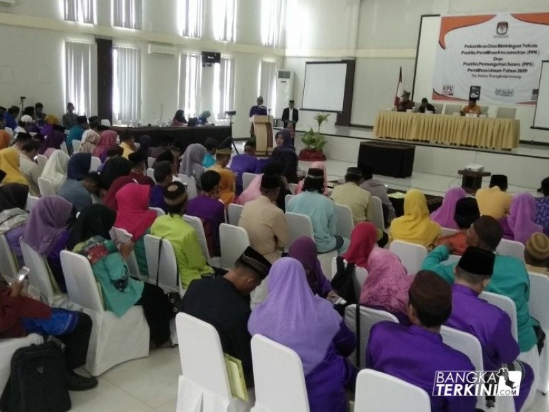 Komisi Pemilihan Umum (KPU) Kota Pangkalpinang melantik dan mengambil sumpah 21 anggota Panitia Pemilihan Kecamatan (PPK) dan sebanyak 126 anggota Panitia Pemungutan Suara (PPS), di Grand Mutiara Jum'at (09/03/2018).