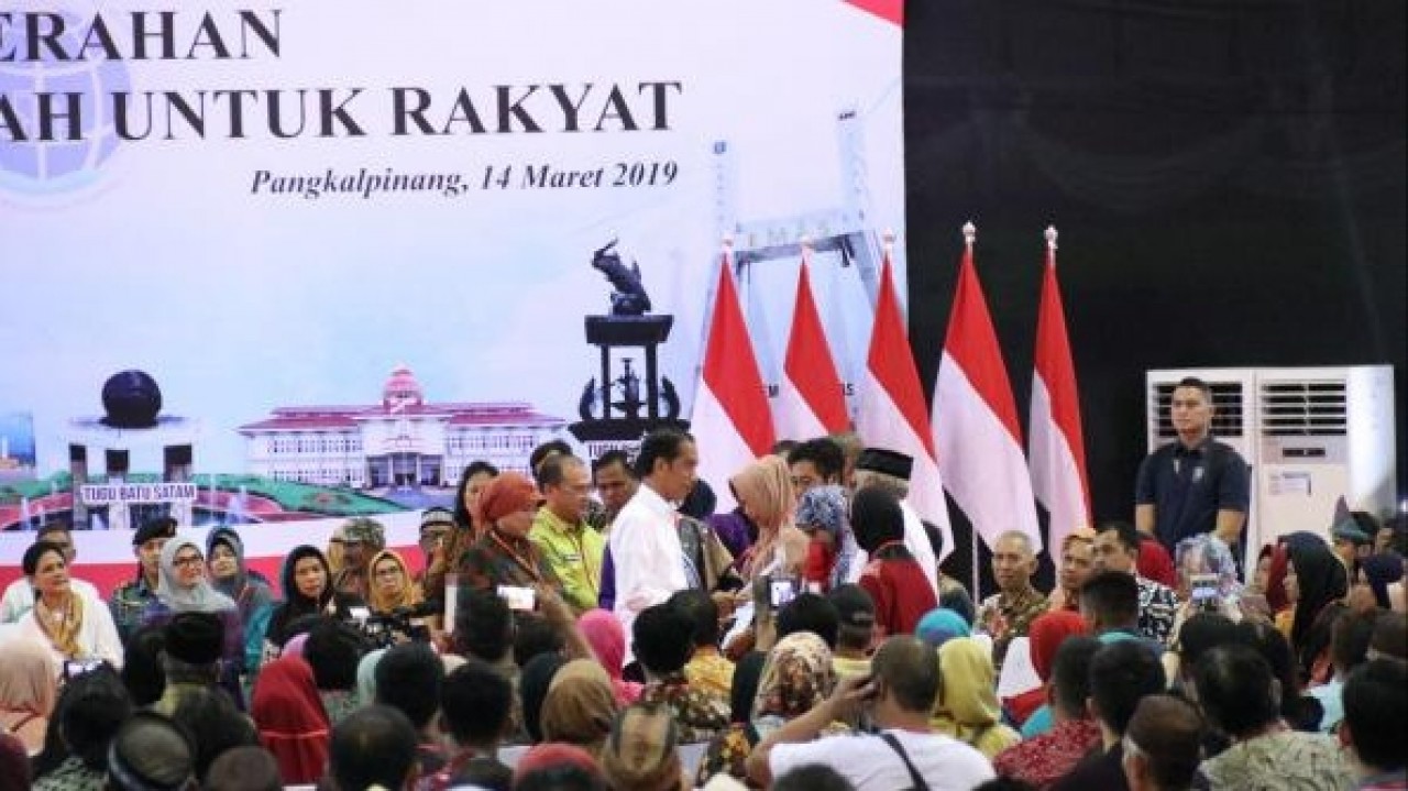 Penyerahan 2.081 Sertifikat Tanah oleh Presiden Jokowi tersebut didampingi Gubernur Babel Erzaldi Rosman, di GOR Sahabuddin, Kamis (14/03/2019).