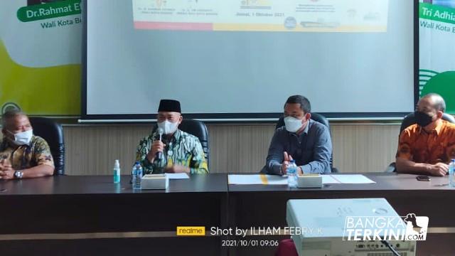 Wakil Bupati Bangka Tengah, Herry Erfian saat kunjungan ke Dindukcapil Bekasi.
