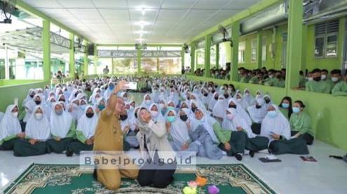 Kunjungi SMA N 1 Pemali, Gubernur Bangka Belitung Erzaldi dan Istri Berikan Motivasi ke Pelajar. (Sumber : Diskominfo Bangka Belitung)