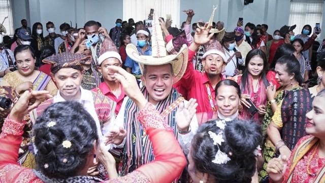 Lantik Pengurus Keluarga TIROSA Pangkalpinang, Wali Kota Maulan Aklil Kenakan Topi Khas Pulau Rote