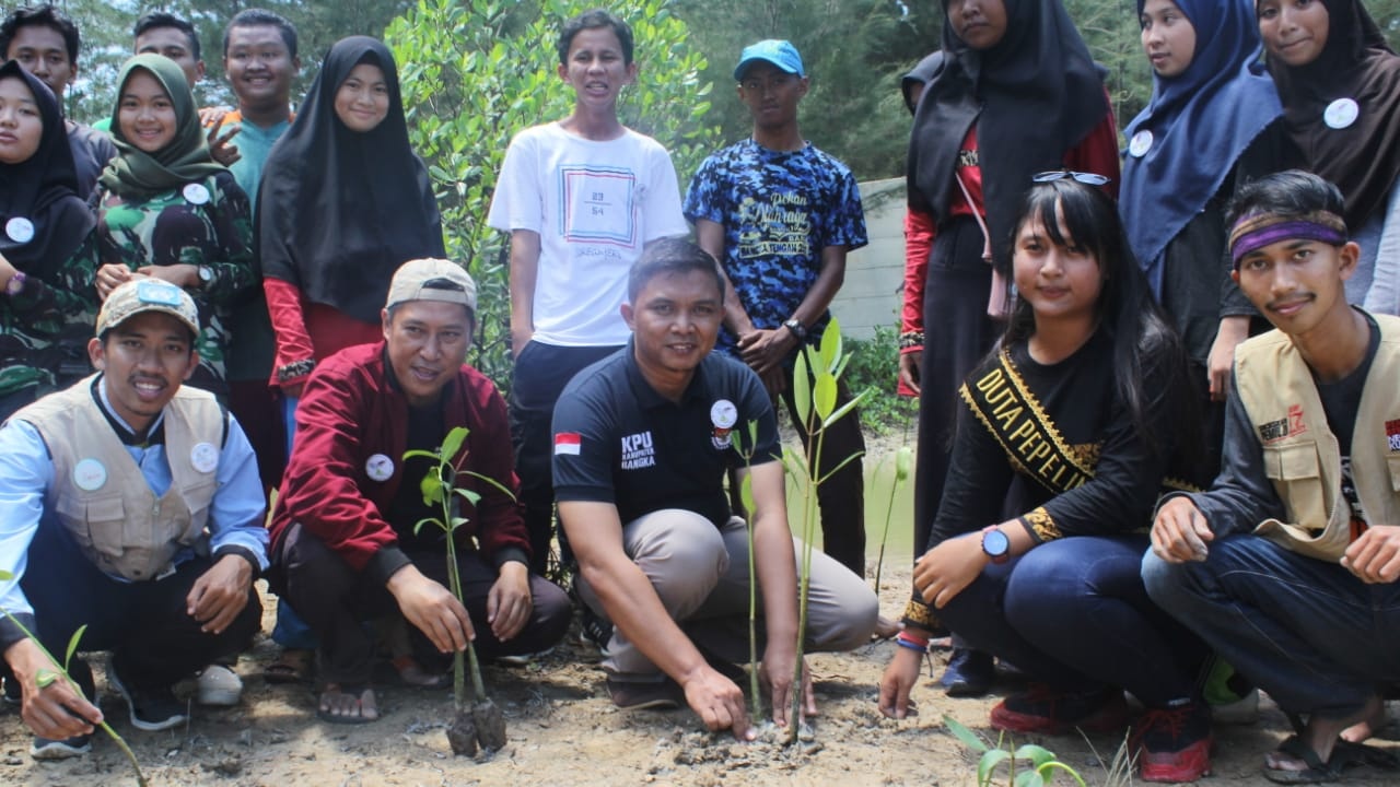 Kolaborasi KPU Bangka dengan BECAK Babel menggelar kegiatan Penanaman bibit pohon, mangrove, dan lomba tradisonal di pesisir Pantai Rebo Sungailiat, Kabupaten Bangka, Sabtu (06/04/2019).