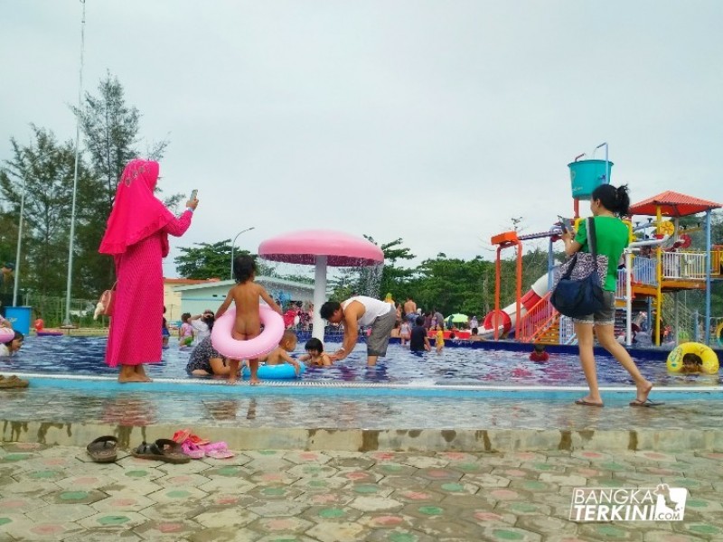 Pasir Padi Bay jadi wisata andalan keluarga di Kota Pangkalpinang, yang terletak di Kawasan Pantai Pasir Padi.
