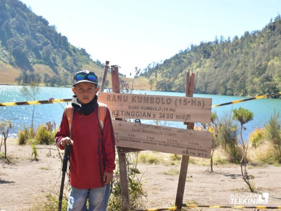 Luqman Hawari, bocah yang belum genap berusia 8 tahun menjadi pendaki termuda dari Bangka Belitung (Babel) yang menaklukan puncak gunung tertinggi di Pulau Jawa, yakni puncak Semeru (yang biasa disebut Mahameru)