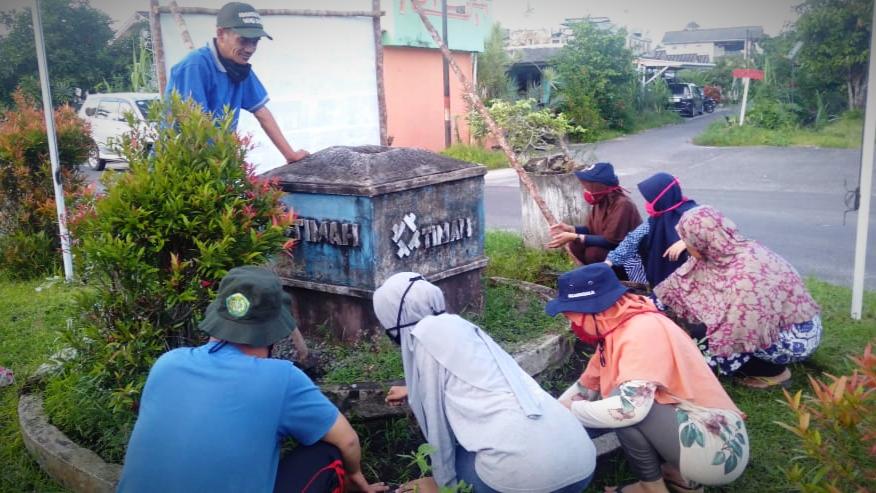 Mahasiswa Tim KKN PPM RISTEK UBB 2020 Desa Karya Makmur melakukan gotong royong bersih-bersih bersama warga disekitar lingkungan kantor Desa, Jum'at (17/07/2020).