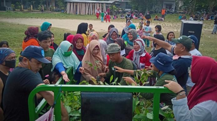 Peduli lingkungan serta bentuk penataan dan penghijauan Desa, mahasiswa KKN PPM Ristek UBB  bagikan 2000 bibit kepada warga Desa karya makmur, Pemali Kabupaten Bangka, Selasa (11/08/2020).