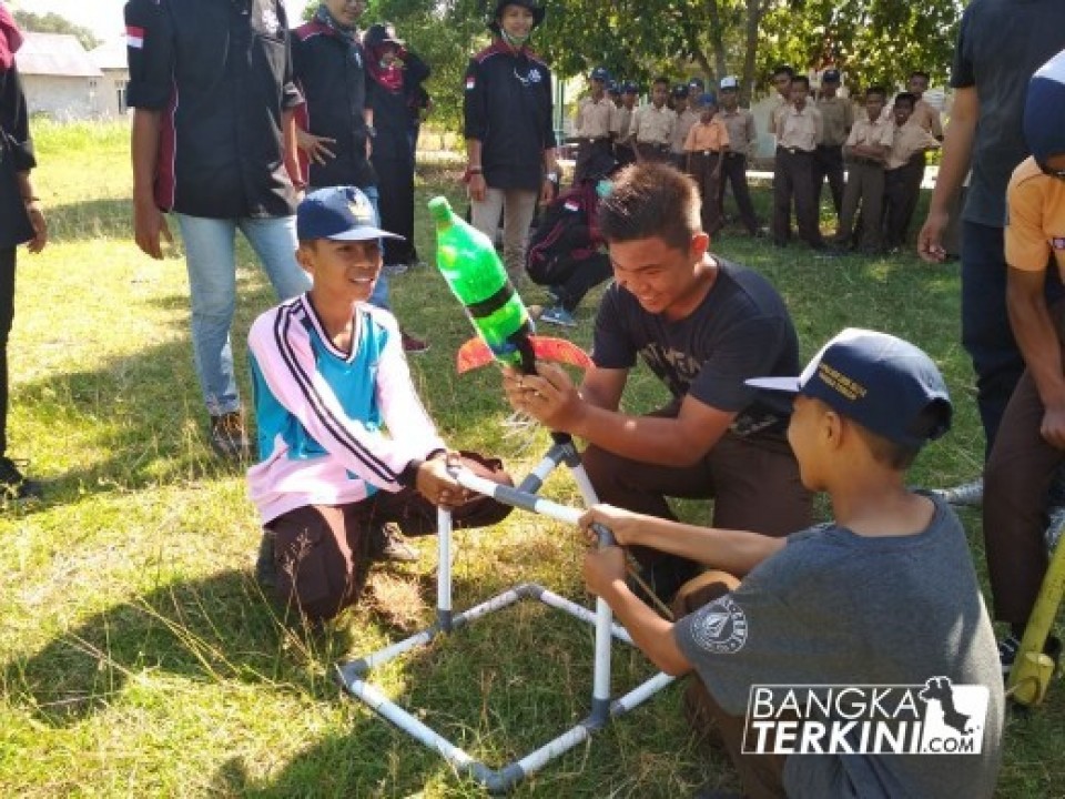 Mahasiswa Kuliah Kerja Nyata (KKN) Universitas Bangka Belitung (UBB), perkenalkan pengembangan roket air, bagi pelajar Sekolah Dasar (SD) dan Sekolah Menengah Pertama (SMP) di Lapangan Bola Desa Batu Beriga, Sabtu (28/07/2018).