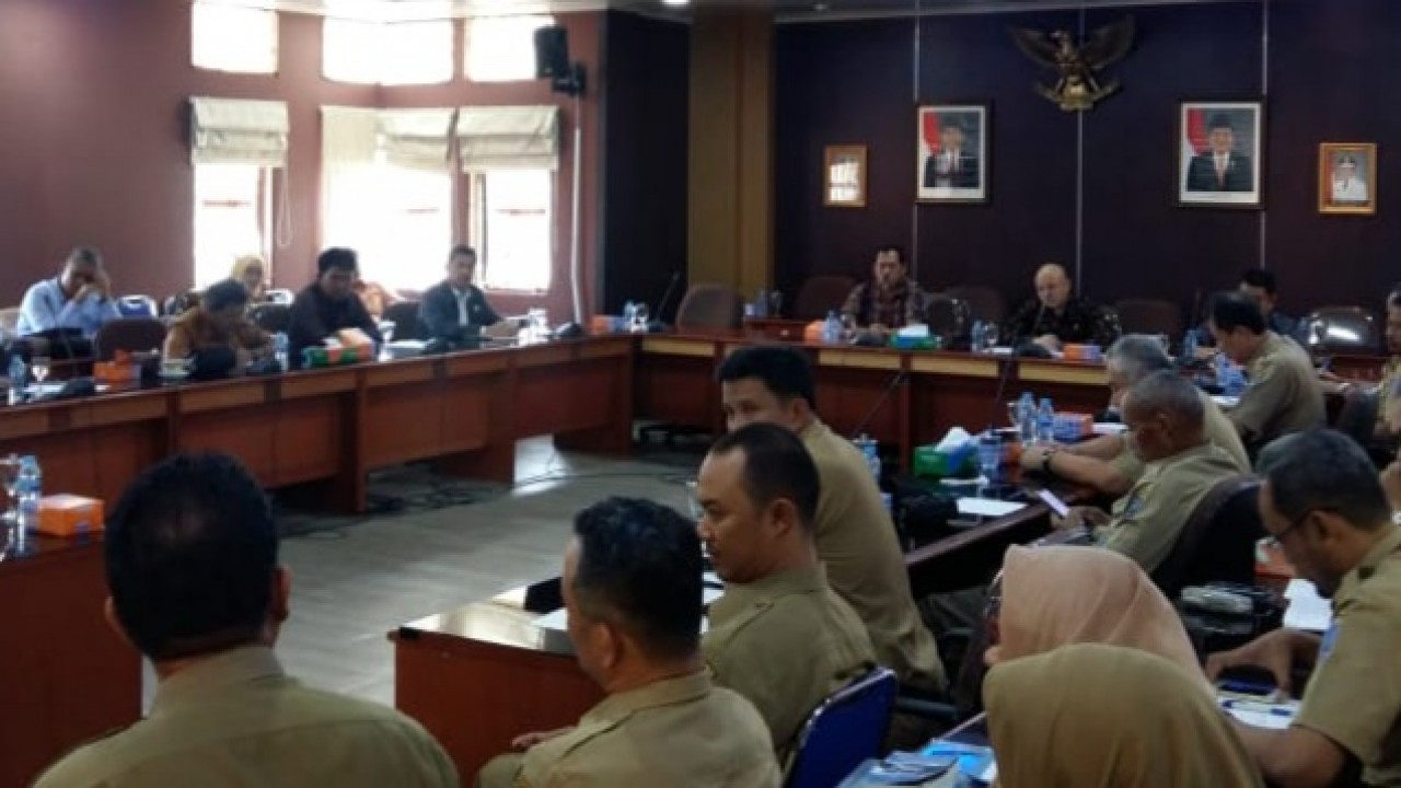 DPRD Provinsi Kepulauan Bangka Belitung (Babel), gelar rapat Badan Musyawarah (Banmus) terkait pembahasan harga karet dan sawit yang tak kunjung naik, Senin (10/06/2019).