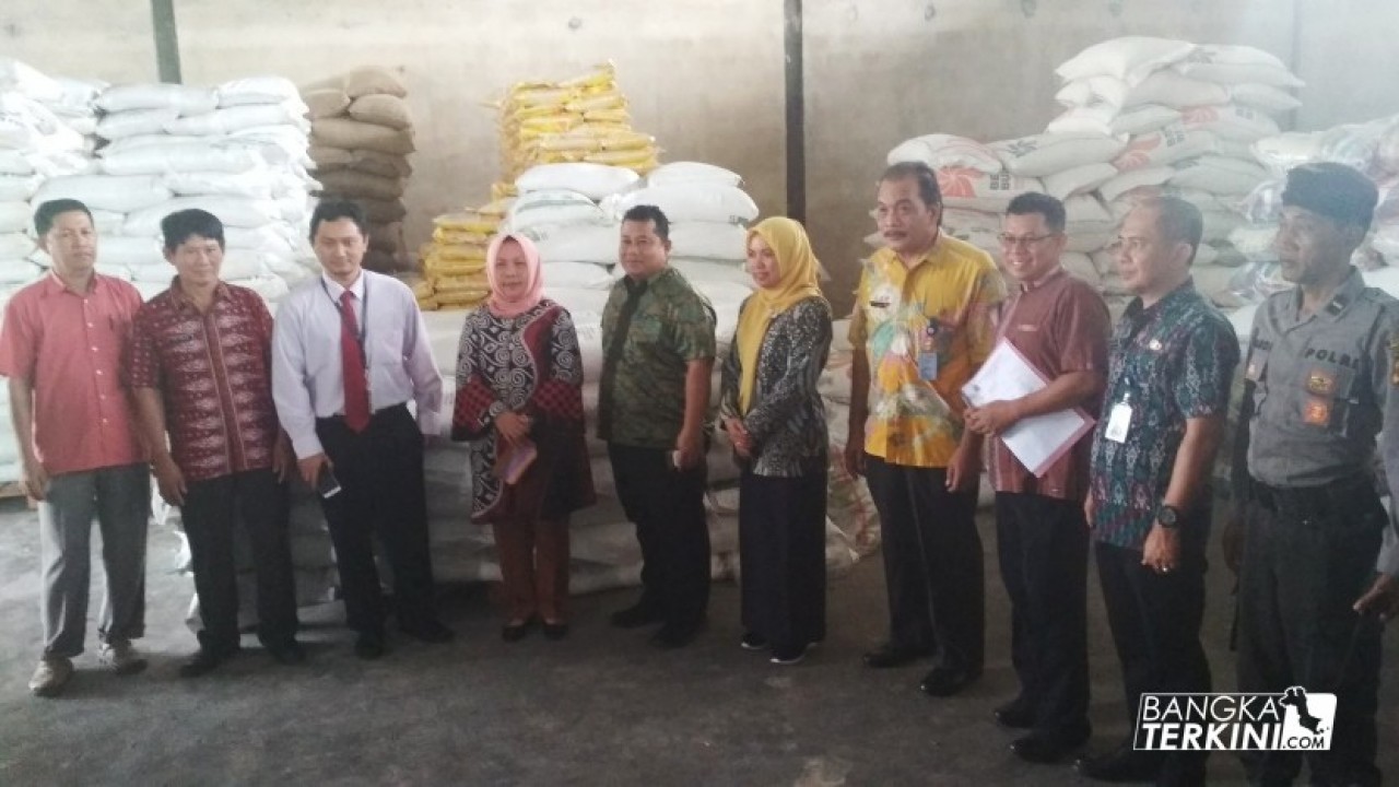 Guna melihat ketersediaan bahan pokok dan harga bahan pokok, Pemerintah Kota Pangkalpinang lakukan peninjauan ke Distributor beras di Pangkalpinang, Kamis (27/12/2018).