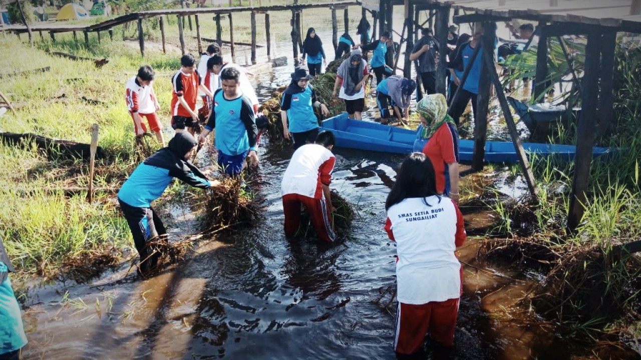 Menjelang HPSN, Siswa SMA Setia Budi Bersihkan Tepian Sungai Upang, Minggu (16/02/2020).