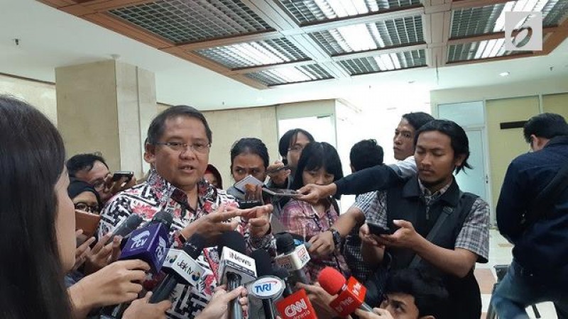 Menkominfo Rudiantara menjelaskan seputar registrasi prabayar dan penyalahgunaan data registrasi di Gedung DPR RI Jakarta, Senin (19/3/2018)