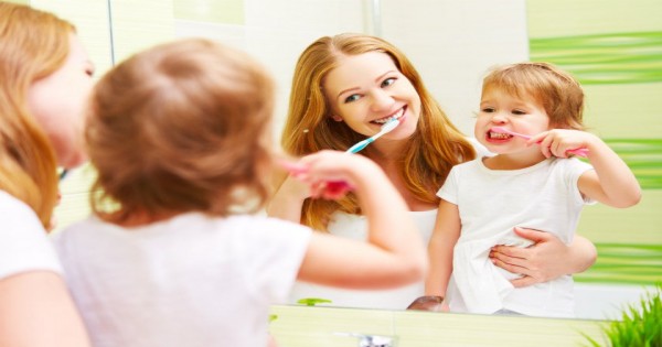 ilustrasi ibu dan anak menggosok gigi (shutterstock)