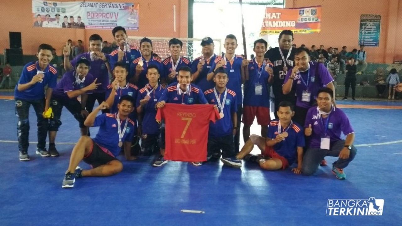 Tim Futsal Kabupaten Bangka Tengah (Bateng) sebagai tuan rumah tetap berpuas hati, meskipun hanya mendapatkan Perunggu pada cabor Futsal Porprov Babel ke V Bangka Tengah, Sabtu (01/12/2018).