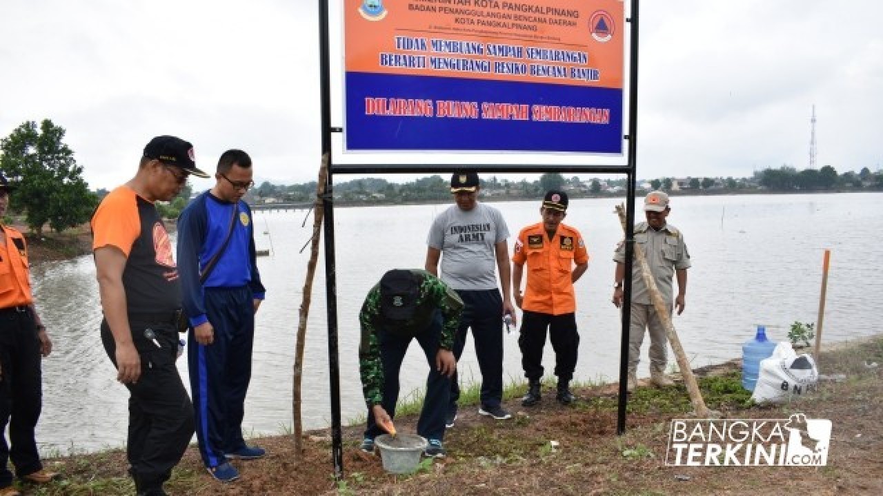 Badan Penanggulangan Bencana Daerah (BPBD) Kota Pangkalpinang bersama Masyarakat, melaksanakan Gotong Royong, bertempat di Taman Mandara dan Kolong Retensi Kacang Pedang, Jumat (09/11/2018). 
