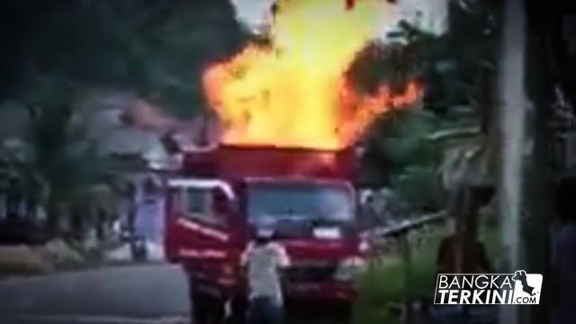 Mobil Pengangkut Tabung Gas Ludes Terbakar di Desa Serdang, Toboali Kabupaten Bangka Selatan, Selasa (26/10/2021).